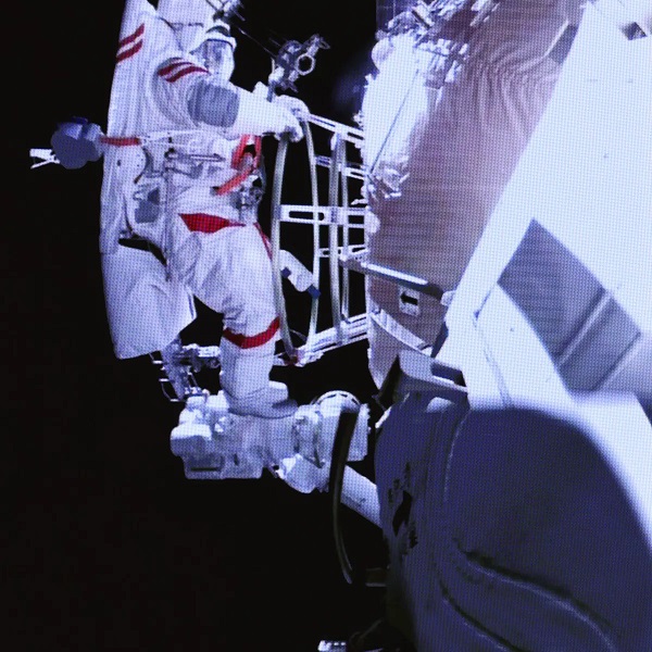 Astronot Shenzhou-14 Berbagi Pengalaman Mendebarkan di Luar Angkasa