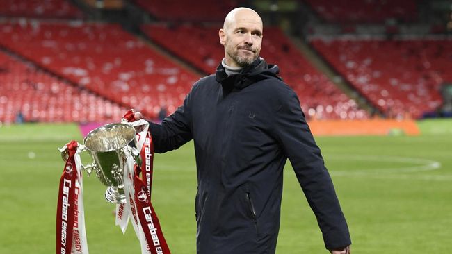 Video momen pelatih Manchester United Erik ten Hag nyaris meninggalkan trofi Carabao Cup 2022/2023 di ruang konferensi pers viral di media sosial