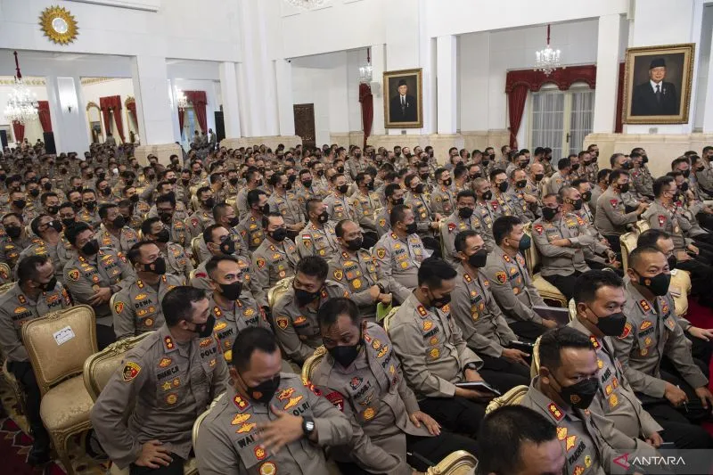 Kapolri Jenderal Pol Listyo Sigit Prabowo diminta Presiden Joko Widodo (Jokowi) untuk menindak tegas polisi yang melanggar aturan baik dari sisi profesionalitas maupun etik yang berdampak pada menurunnya kepercayaan publik