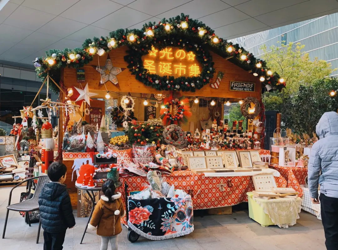 Pasar barang-barang terkait dengan perayaan Natal di Marsa