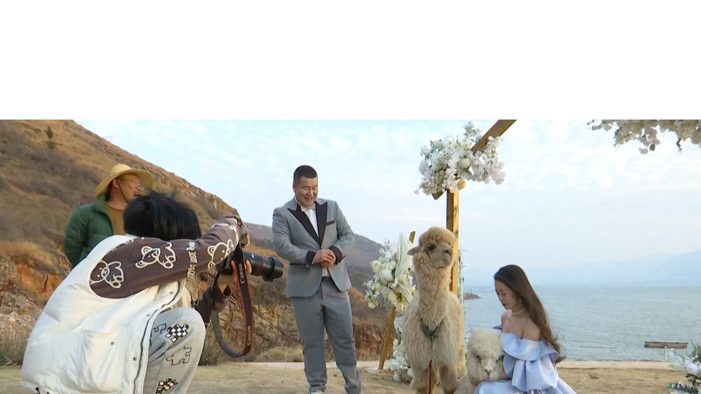 Fotografer bernama Zhang Rongsheng memutuskan untuk tetap tinggal di Shangri-La lantaran permintaan jasa fotografi yang melonjak