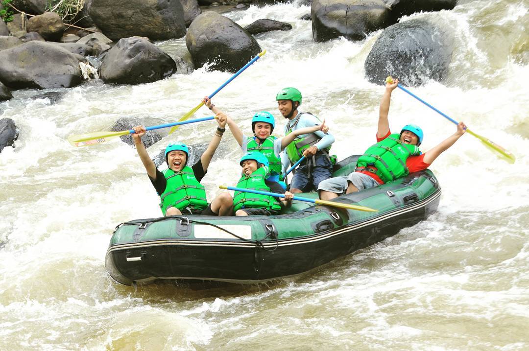 Membentang di pesisir barat daya dan selatan Provinsi Jawa Barat