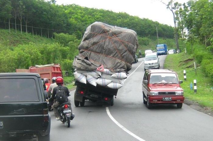 Kebanyakan sopir truk dan bus adalah sopir yang naik kelas dari kernet menjadi pengemudi