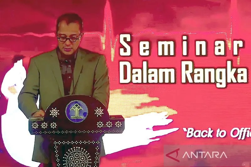 Wakil Menteri Hukum dan Hak Asasi Manusia (Wamenkumham) Edward Omar Sharif Hiariej mengajak masyarakat memaknai peringatan Hari Pahlawan pada 10 November untuk melawan setiap masalah yang dihadapi bangsa Indonesia