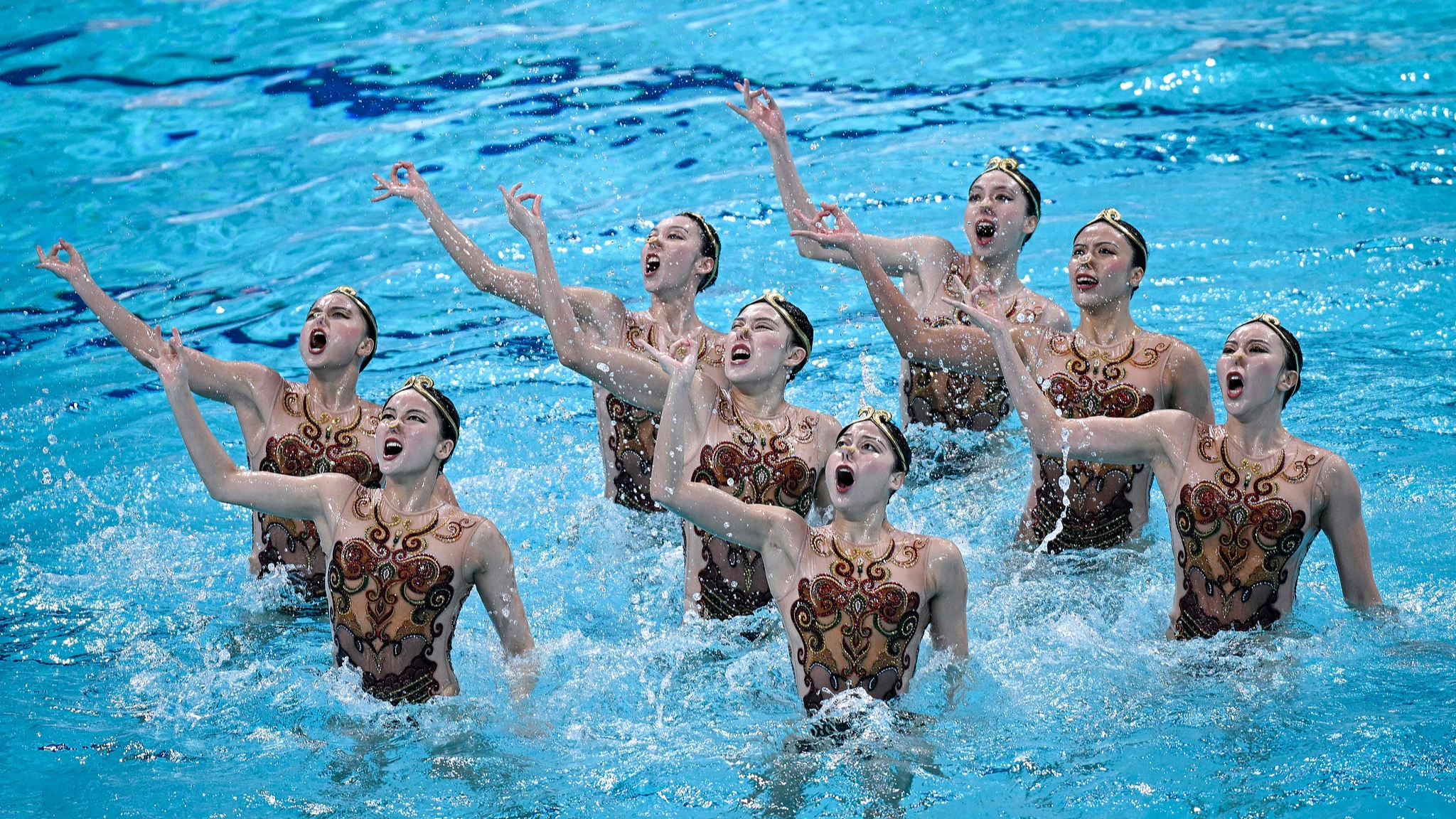 Tim Tiongkok yang menampilkan empat juara bertahan Olimpiade Paris bersama empat talenta muda menampilkan gerakan koreografi yang sangat mengesankan yang terinspirasi oleh video game Black Myth: Wukong