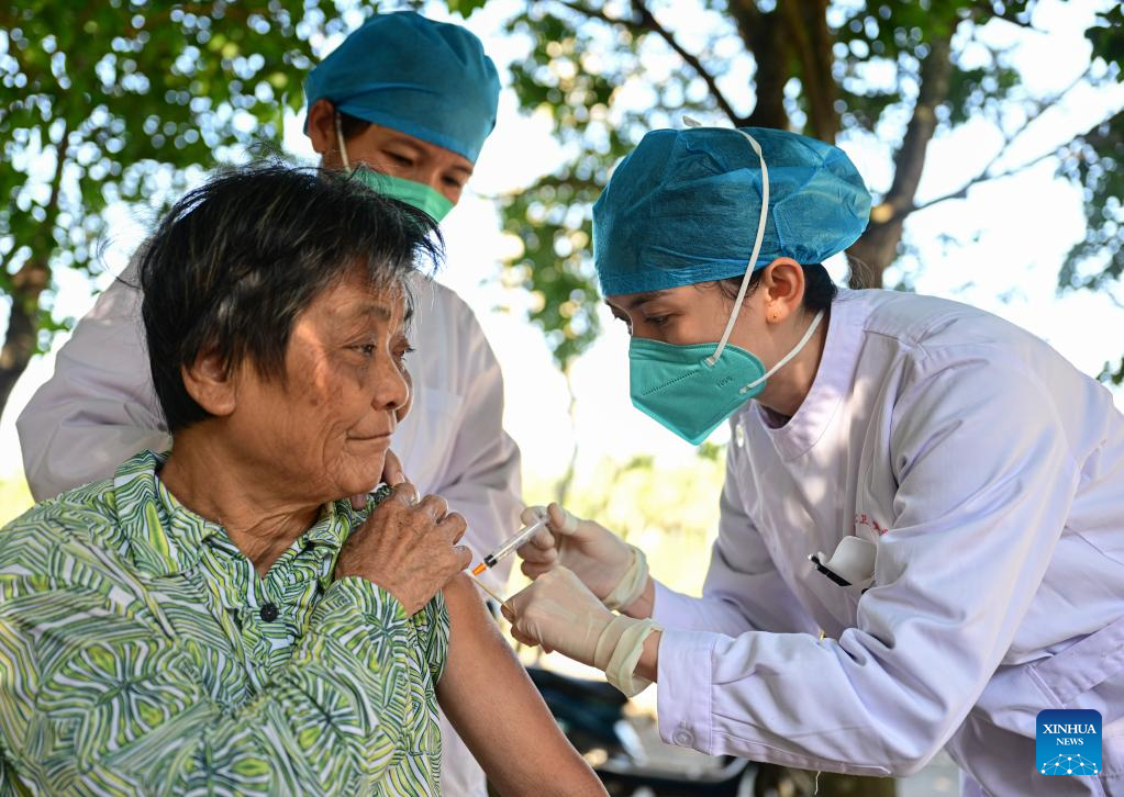 Seorang pekerja medis memberikan dosis vaksin COVID-19 kepada seorang lansia di Desa Hufeng