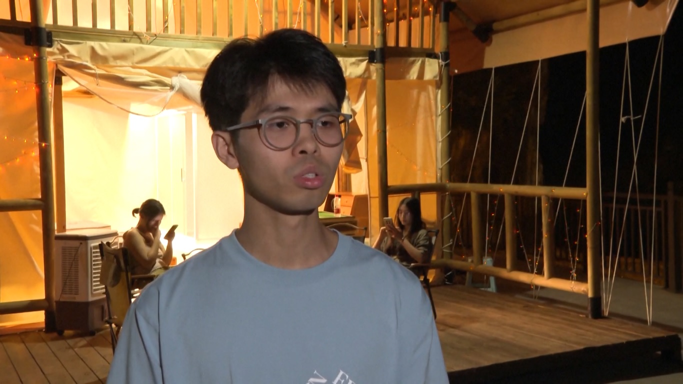 Ada barbekyu luar ruangan dan kedai kopi yang didirikan di lokasi perkemahan untuk memenuhi beragam kebutuhan rekreasi wisatawan