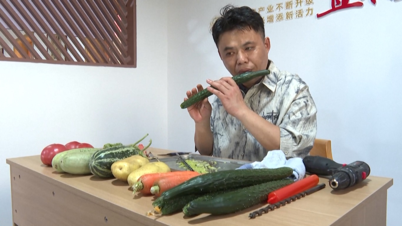 Pria Tiongkok Ini Ubah Benda Sehari-hari Jadi Alat Musik