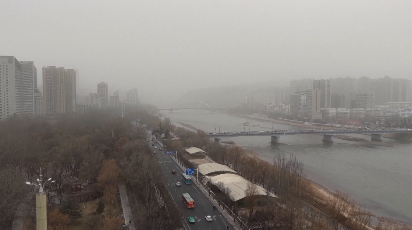 Udara Dingin Membawa Angin Kencang, Pasir, dan Debu ke Wilayah Barat Laut Tiongkok