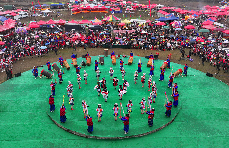 Mengenakan kostum tradisional anggota kelompok etnis Miao mengadakan acara akbar untuk merayakan panen yang melimpah tahun ini dan berdoa untuk panen berikutnya