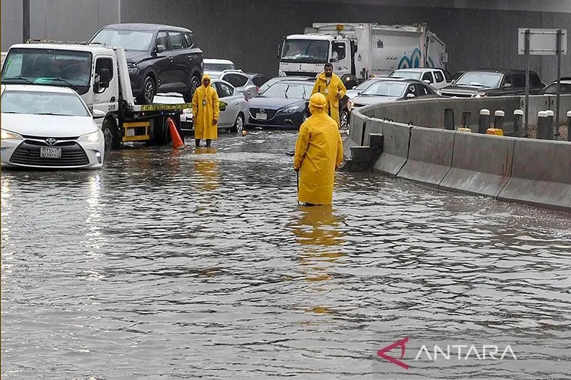 Kementerian Luar Negeri Republik Indonesia (Kemlu RI) memastikan tidak ada korban dari warga negara Indonesia (WNI) dalam banjir yang terjadi di wilayah Jeddah