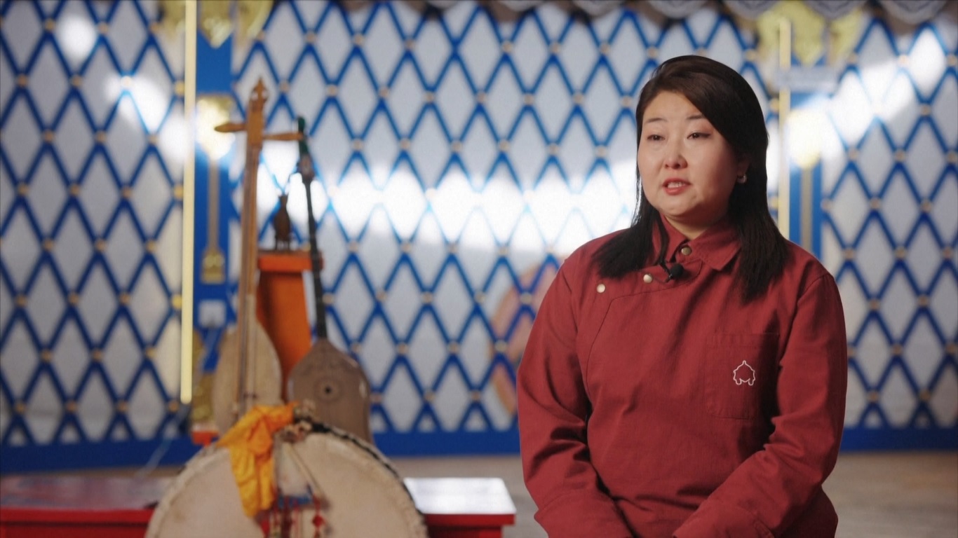 Perempuan Muda Ini Hidupkan Kembali Puisi Epik Mongolia untuk Promosikan Budaya di seluruh Dunia
