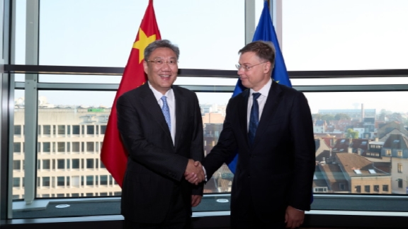 Kedua belah pihak sepakat untuk terus mendorong negosiasi mengenai komitmen harga dan berusaha keras untuk mencapai solusi yang dapat diterima bersama melalui dialog dan konsultasi yang bersahabat