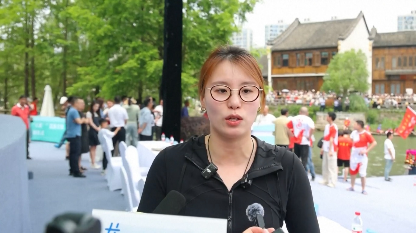 Empat puluh empat tim perahu naga dari Daerah Otonomi Yanhe Tujia di Provinsi Guizhou