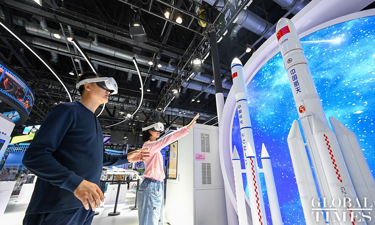 Pameran ini menekankan pencapaian terbaru dalam industri masa depan