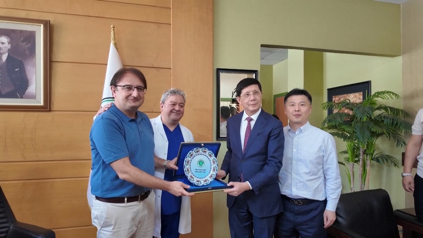 Tim yang Dipimpin Akademisi Tiongkok Bantu Dokter Turki di TAVR dengan Perangkat yang Dikembangkan Sendiri