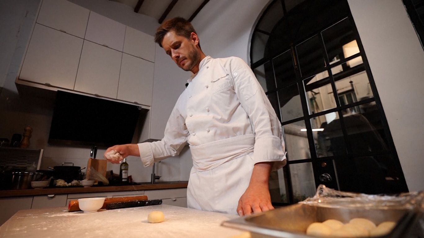 Pria asal Prancis ini memukau para pengguna internet dengan masakannya yang memadukan masakan Tiongkok dan Prancis serta kefasihannya berbahasa Mandarin