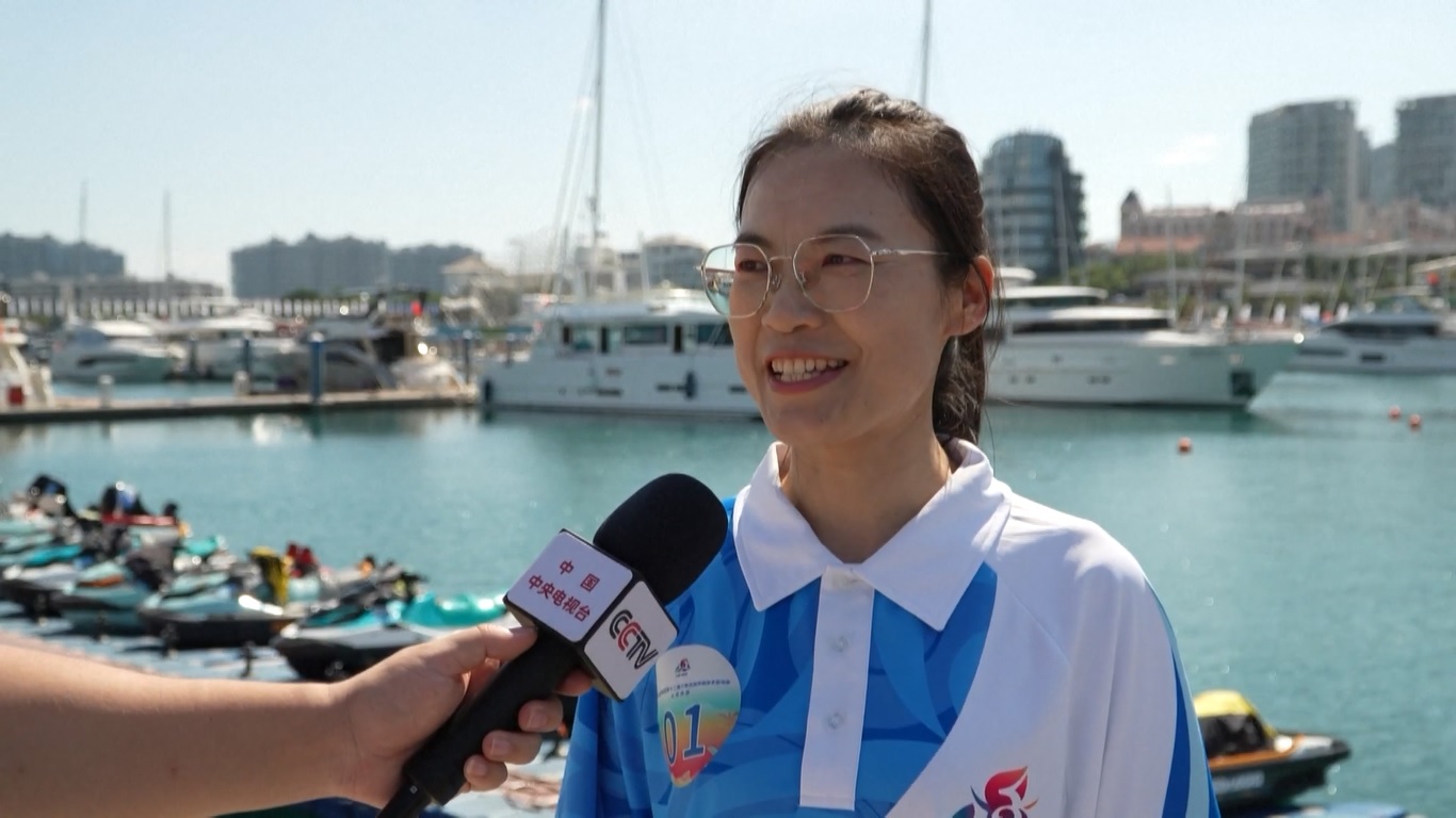 Upacara dimulainya estafet obor diadakan di Lapangan Haihong di Teluk Sanya