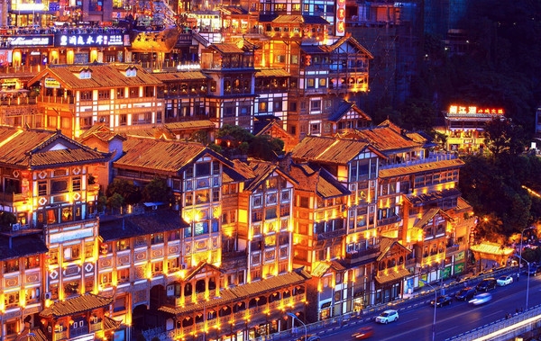 Pemandangan malam di Gua Hongya merupakan fitur unik dari Chongqing