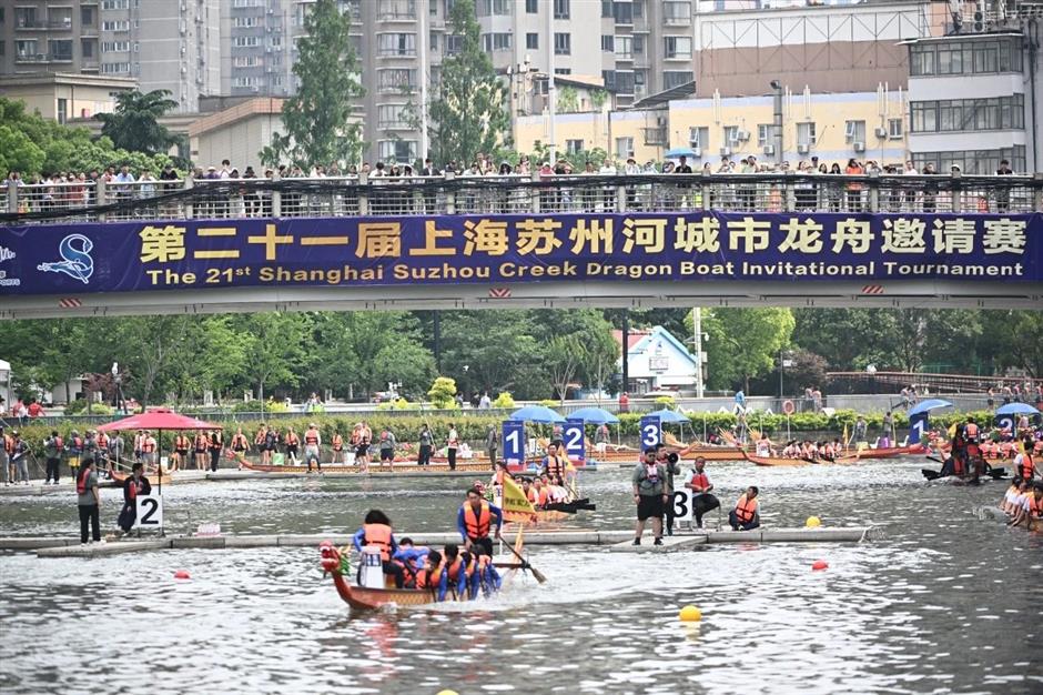 Sejumlah besar atlet asing bersemangat mendayung selama akhir pekan saat kota tersebut menjadi tuan rumah Turnamen Undangan Perahu Naga Kota Suzhou Creek tahunan ke-21