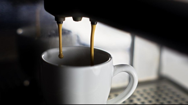 Bangun dengan secangkir kopi yang enak dan hangat adalah ritual pagi yang banyak orang di seluruh dunia