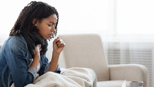 Lendir di tenggorokan atau yang disebut dengan dahak diproduksi oleh tubuh untuk melindungi jaringan sensitif di saluran pernapasan