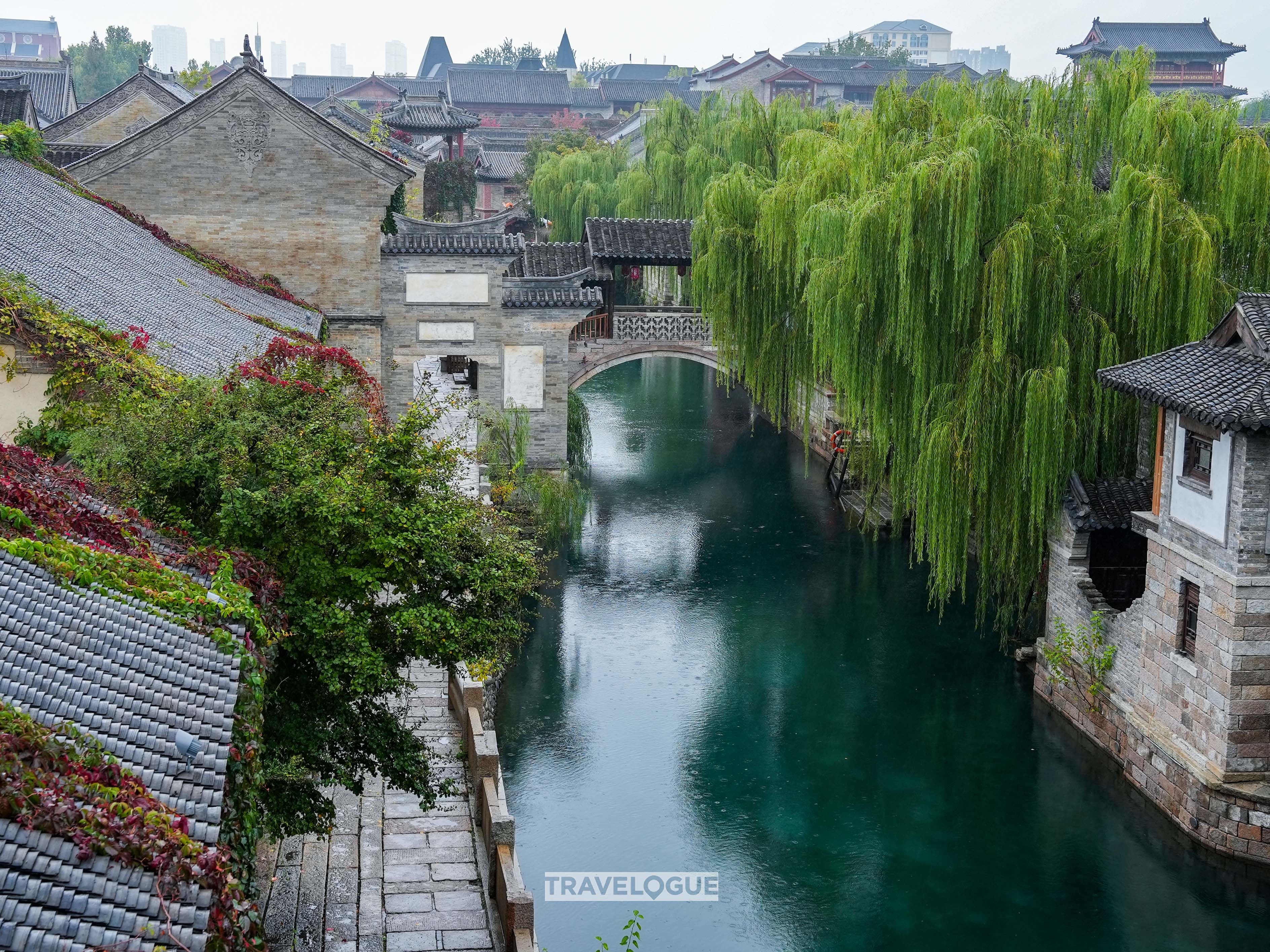 Dengan tetesan air hujan yang menetes dari atap mengikuti irama dan kabut yang menyelimuti halaman dari batu bata abu-abu setiap pemandangan adalah sapuan kuas pada gulungan seni Tiongkok klasik