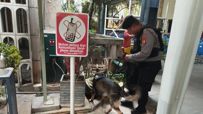 Kabid Humas Polda Metro Jaya Kombes Endra Zulpan mengatakan total ada 1385 gereja di wilayah hukum Polda Metro Jaya yang diamankan Nantinya tim gegana akan menyisir gereja untuk mengantisipasi ancaman teror