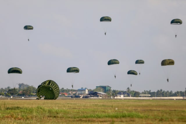 Seorang Prajurit TNI Angkatan Udara (AU) jatuh dari ketinggian 1600 kaki Insiden itu terjadi karena parasut tak mengembang di udara