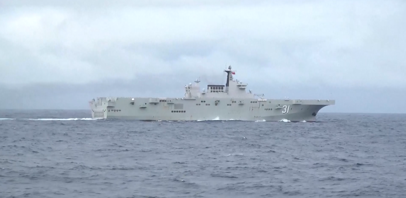 Kapal Serbu Amfibi Hainan Milik PLA Tiongkok Ikut Serta dalam Latihan di Sekitar Taiwan