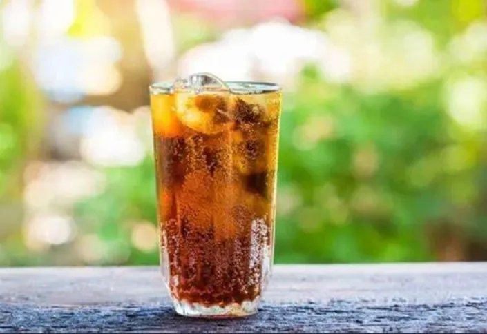 Para peneliti menemukan bahwa mereka dengan tingkat konsumsi minuman manis yang lebih tinggi juga memiliki risiko lebih besar mengalami kerontokan rambut seperti pria