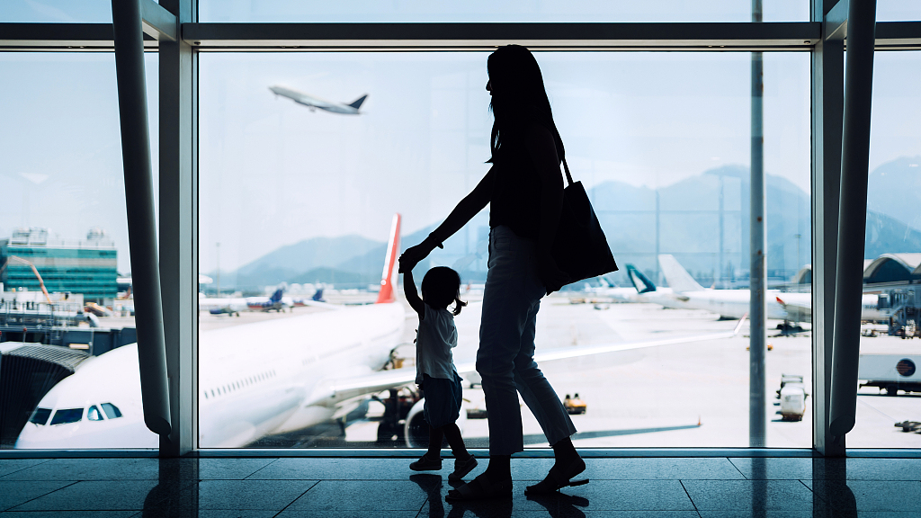 Kelompok turis keluar pertama dari Shanghai Tiongkok timur ke Phuket Thailand