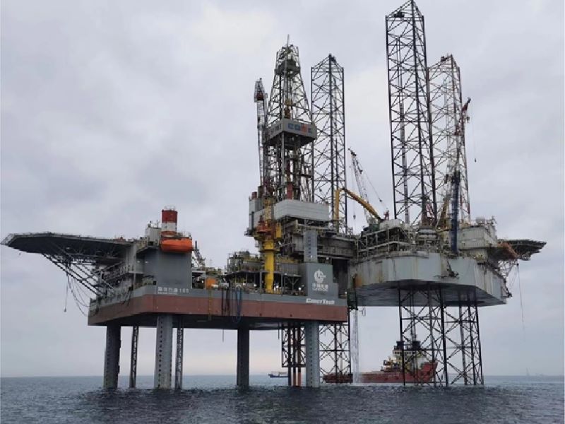 Administrasi Informasi Energi AS (EIA) melaporkan Kamis bahwa persediaan minyak mentah komersial negara itu melonjak 8