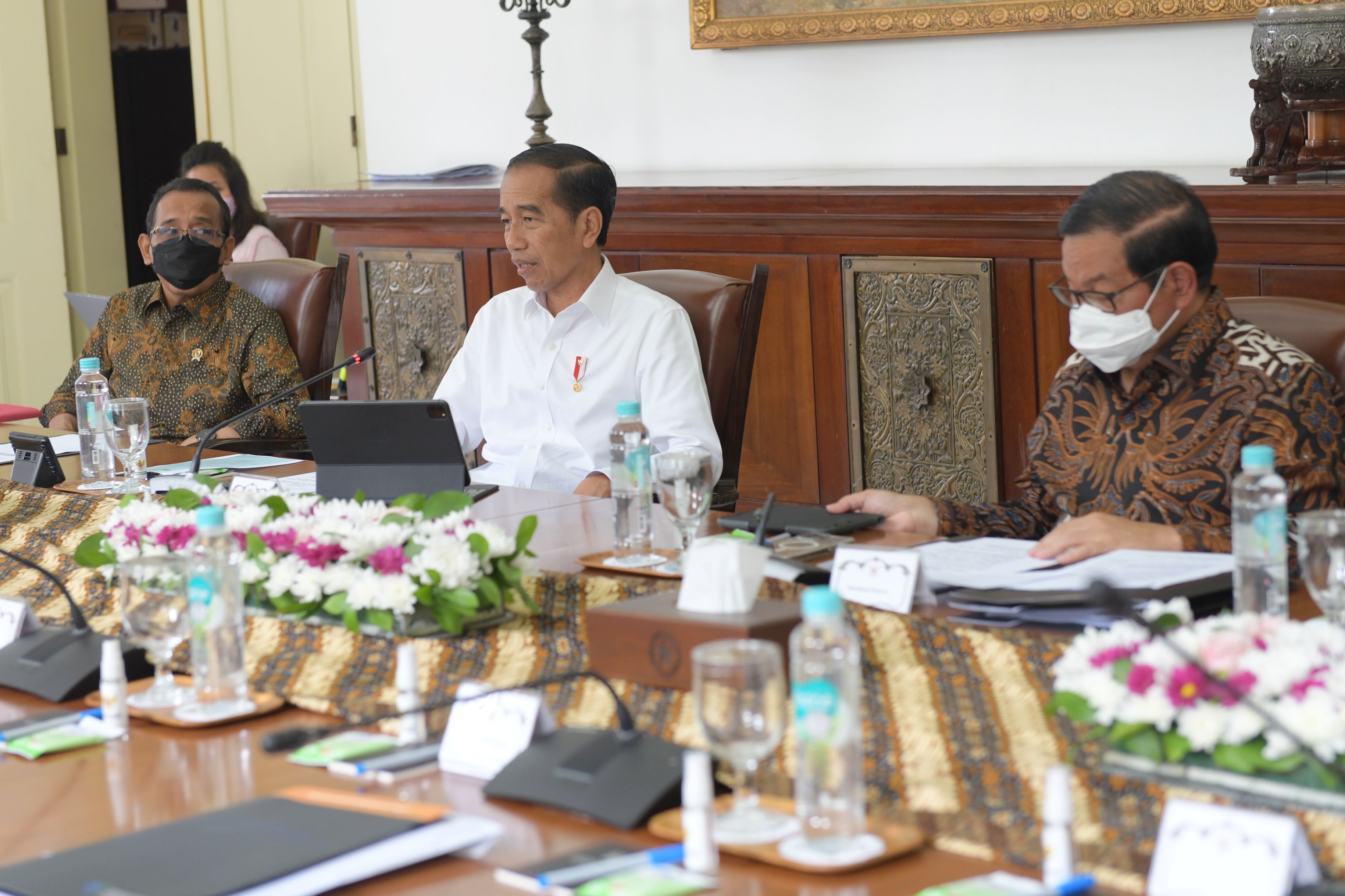 Guna meningkatkan edukasi bahaya merokok kepada masyarakat Pemerintah memutuskan untuk menaikkan tarif cukai hasil tembakau (CHT) untuk rokok