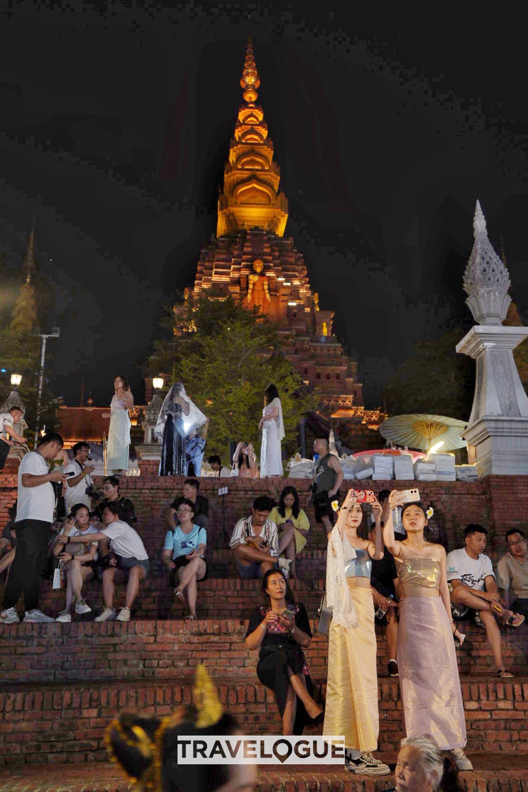 aat matahari terbenam pasar yang semarak di Xishuangbanna Provinsi Yunnan Tiongkok barat daya ini menjadi hidup dengan rangkaian warna tawa dan aktivitas budaya yang memukau