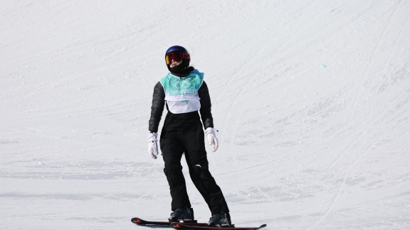 Dengan menahan sakit selama beberapa jam Gu Ailing menunggu untuk mendapatkan MRI sampai akhirnya diketahui dirinya ternyata lututnya cedera