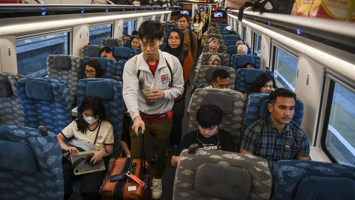 Jumlah penjualan tiket kereta cepat relasi Jakarta-Bandung masih terus bertambah