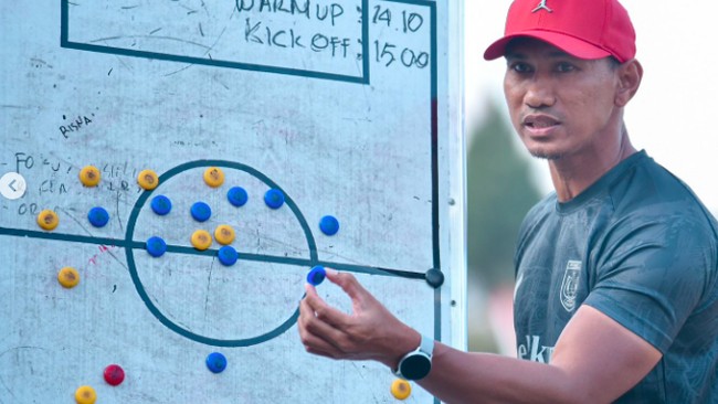 Pelatih Sulawesi Tengah Zulkifli Syukur viral usai timnya kalah Walk Out (WO) pada pertandingan yang dipimpin wasit kontroversial Eko Agus Sugih Harto saat melawan Aceh di perempat final cabor sepak bola PON 2024 Berikut profil Zulkifli Syukur