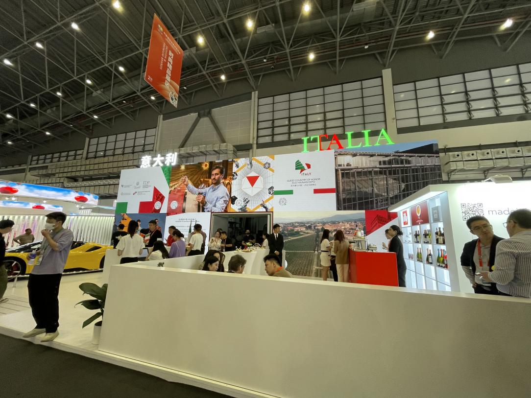 Ekspo Barang Konsumsi Internasional Tiongkok ke-3 yang diselenggarakan di Hainan Tiongkok menarik kedatangan lebih dari 33 ribu merek terkenal barang konsumsi