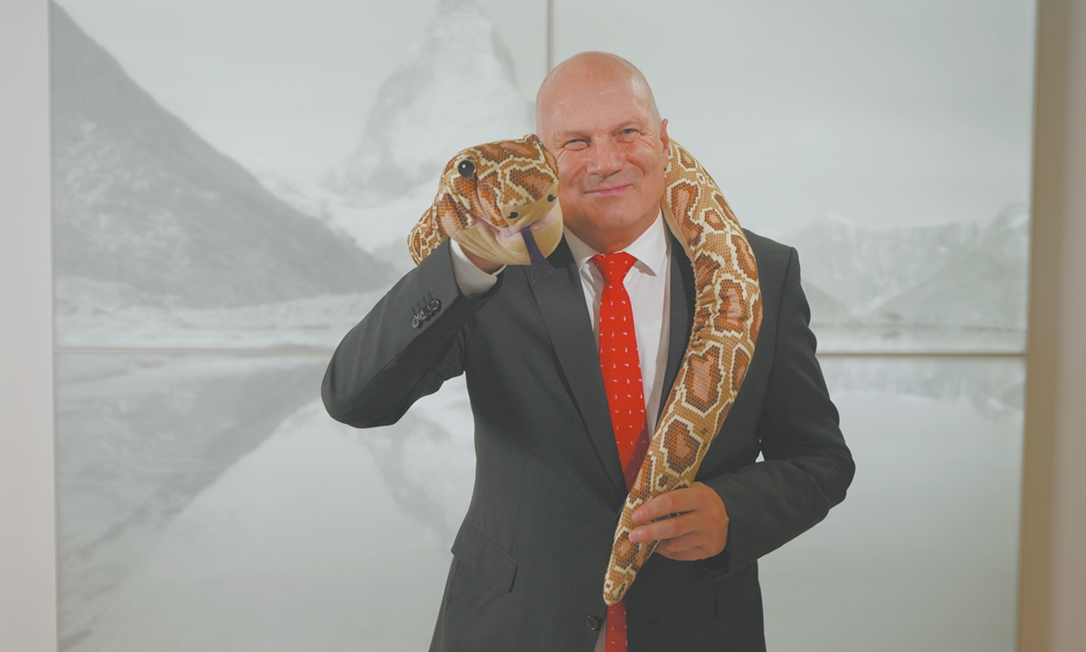 Video Swiss tersebut menampilkan pahlawan Tuan Ular