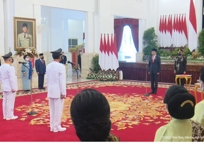 Sri Sultan Hamengku Buwono X dan Sri Paduka Paku Alam X resmi dilantik oleh Presiden Joko Widodo sebagai Gubernur dan Wakil Gubernur Daerah Istimewa Yogyakarta (DIY) untuk masa jabatan tahun 2022-2027 di Istana Negara