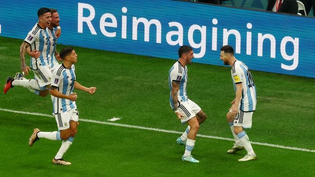 Selebrasi kemenangan skuat Argentina belum cukup digelar di lapangan hijau usai menyingkirkan Kroasia 3-0 di semifinal Piala Dunia 2022