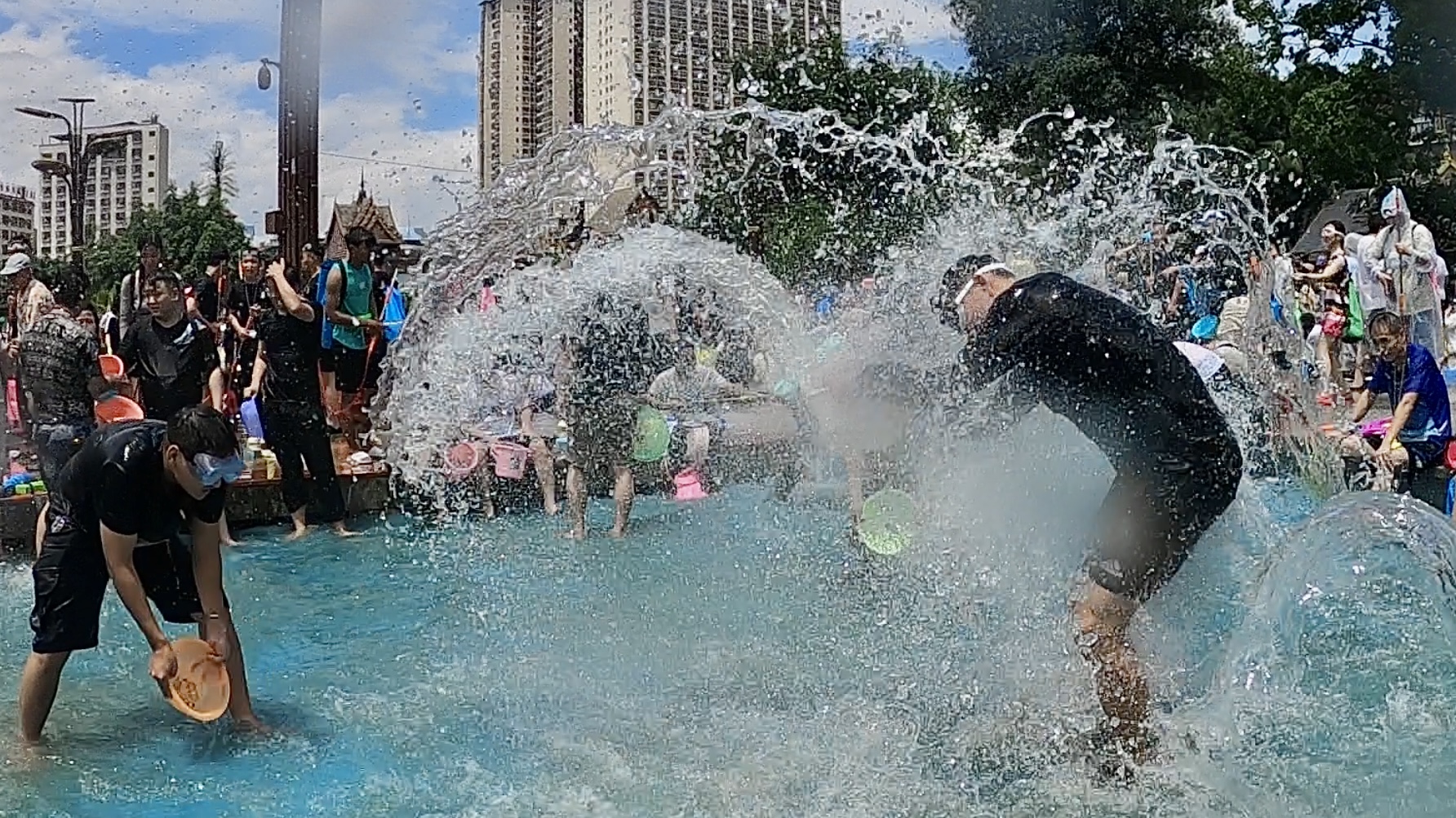 Sebelum karnaval percikan air tahunan dimulai sebuah upacara diadakan di dekat Sungai Lancang untuk membawa air keberuntungan ke alun-alun