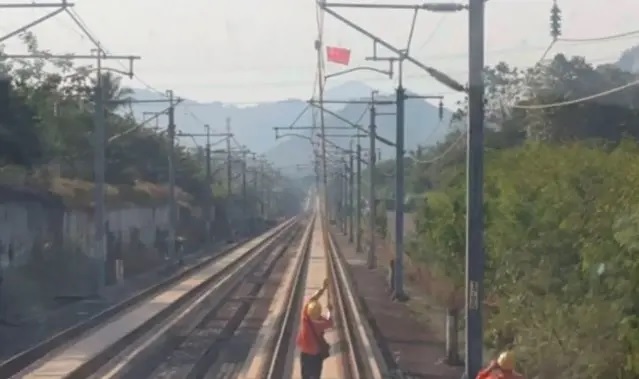 Layang-Layang Ganggu Operasional Whoosh, KCIC Tingkatkan Pengamanan Jalur Kereta Cepat