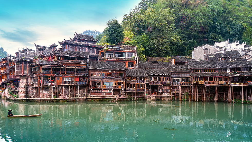 Struktur yang ditinggikan tidak hanya mencegah air merembes ke dalam ruang hunian