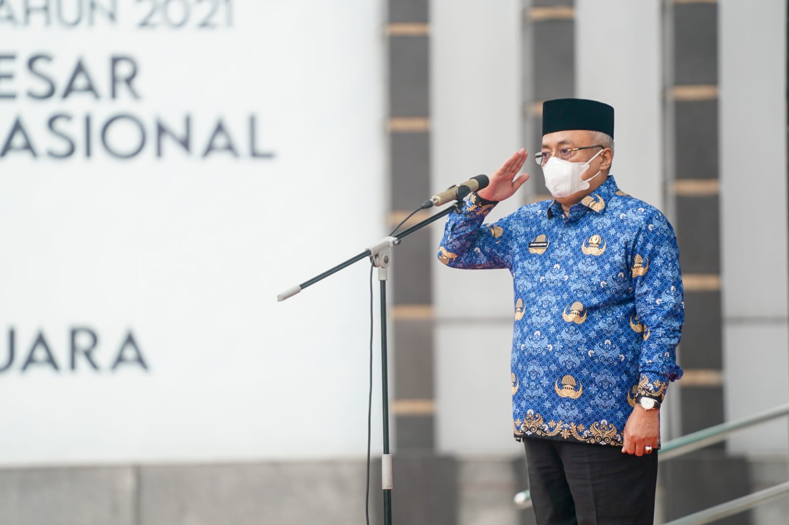 Kementerian Pemuda dan Olahraga Republik Indonesia (Kemenpora RI) menggelar upacara peringatan Hari Pahlawan di Halaman Kantor Kemenpora