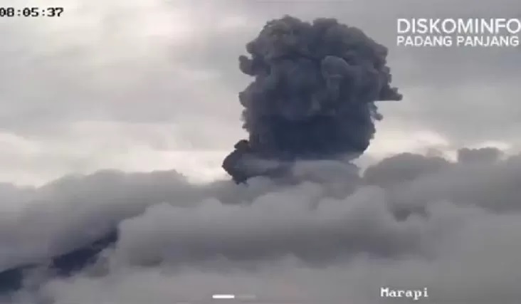 Petugas Pos Pengamatan Gunung Api (PGA) marapi mencatat erupsi sepanjang Sabtu di seismogram dengan amplitudo maksimum 303 milimeter dan lama durasi gempa letusan 41 detik
