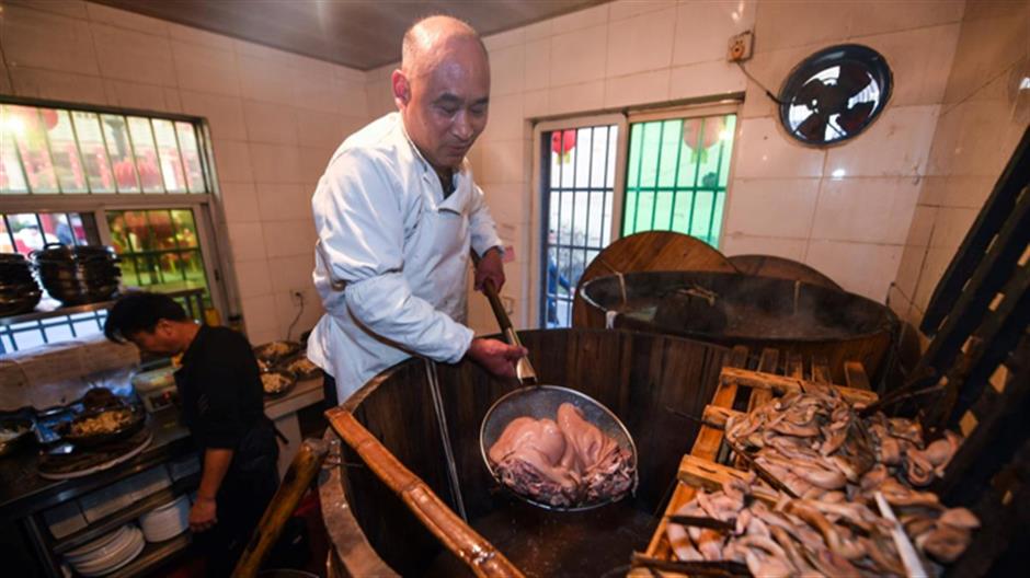 Desa Yangguo memiliki tradisi memasak hidangan daging kambing berusia 200 tahun di musim gugur dan musim dingin