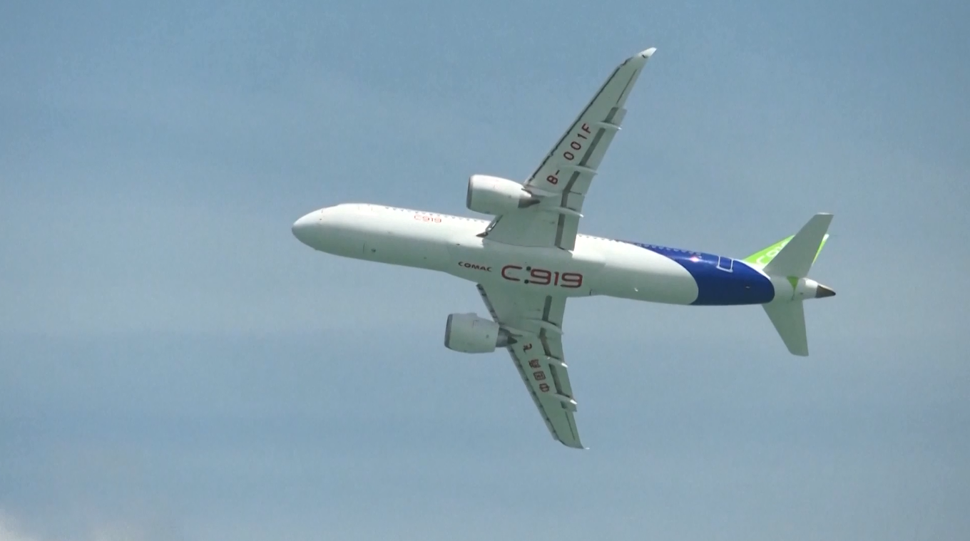 Pesawat Buatan Tiongkok Bersinar di Singapore Airshow