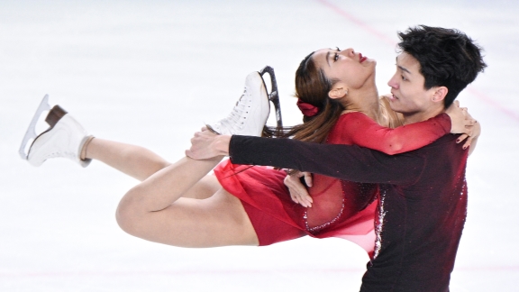 Sebagai pasangan kelima yang melangkah ke gelanggang pada nomor tari bebas hari Rabu Ren dan Xing memberikan penampilan yang nyaris sempurna meraih 6180 poin pada skor elemen teknis dan 4516 poin pada skor komponen program